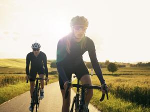 Deux cyclistes en pleine nature