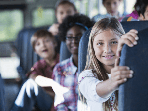 enfants dans un bus scolaire