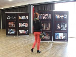 Exposition photos à la Journée professionnelle sur les violences intrafamiliales à Chelles