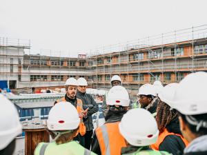 Des collégiens visitent le chantier d'un collège en Seine-et-Marne