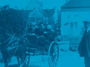 Deux femmes sur une calèche