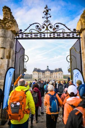 Des randonneurs découvrent le château de Vaux-le-Vicomte