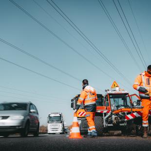 Des agents des routes sécurisent une route