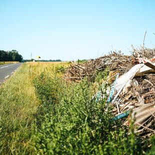 Dépôts sauvages sur le bord d'une route