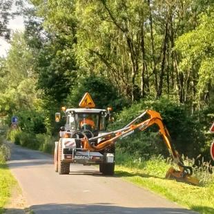 Fauchage de l'herbe aux abords d'une route