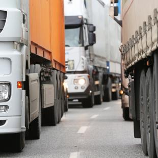 Camions dans un embouteillage