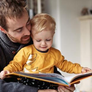 Un papa fait la lecture à son enfant