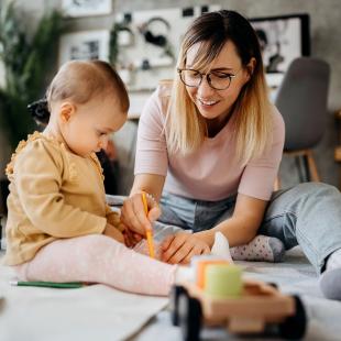 Une assistante familiale avec un bébé