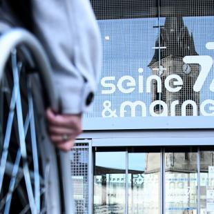 Une personne dans un fauteuil roulant