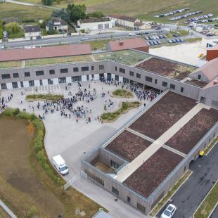 Collège Jean-Jacques Barbaux à Jouy-le-Châtel vu du ciel