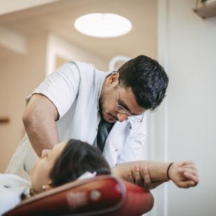 Masseur-kinésithérapeute avec un patient