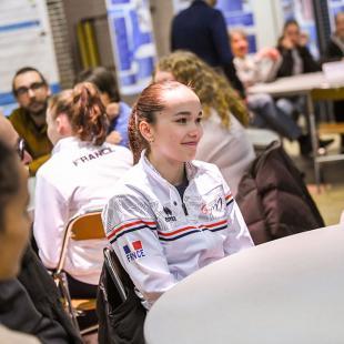 Lucie Henna, gymnaste discute avec des Seine-et-Marnais