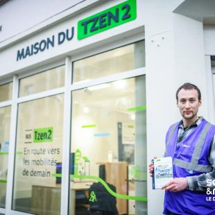 un ambassadeur du Tzen2 devant la Maison du Tzen 2 à Melun