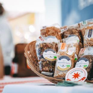 Paquets de pâtes locales dans un panier