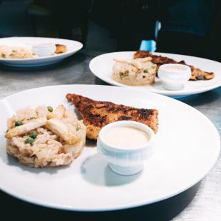 Escalope de veau avec des légumes dans une assiette