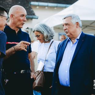 Le Président du Département de Seine-et-Marne aux côtés d'un sapeur-pompier et d'un agriculteur