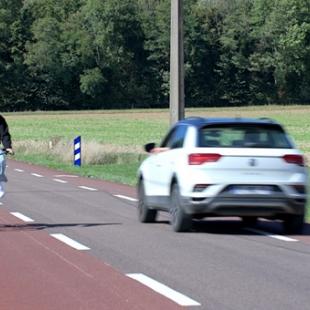Un cycliste sur une CVCB croise une voiture