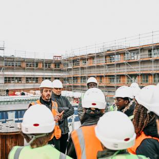 Des collégiens visitent le chantier d'un collège en Seine-et-Marne