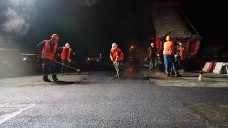 Des hommes refont la chaussée sur la RD 1036