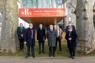 Un groupe de personnes devant un musée