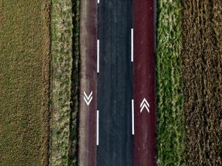 Route avec piste cyclable en pleine campagne