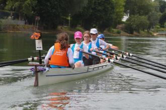 Equipe de jeunes sur un canoë