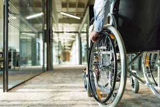 Une personne handicapée dans un fauteuil roulant