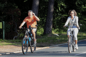 Deux personnes font du vélos en forêt