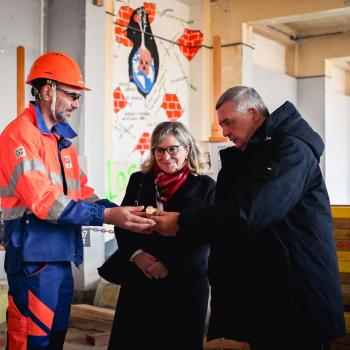 Un ouvrier, l'inspectrice d'Académie et le Président du Département de Seine-et-Marne