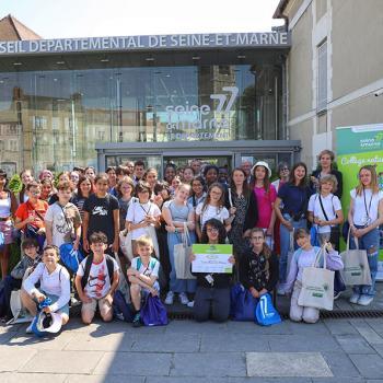 Des collégiens devant le Conseil départemental de Seine-et-Marne