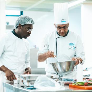 Un chef de cuisine et son apprenti