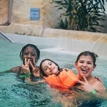 Des enfants jouant dans l'eau