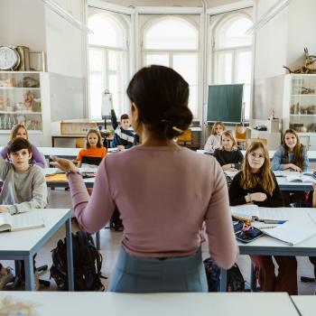 Une enseignante donne cours en classe