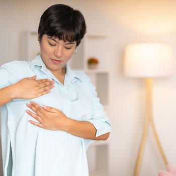 Une femme fait une auto-palpation de ses seins