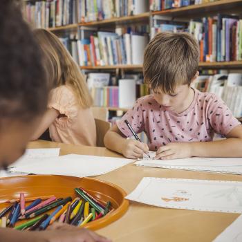 Enfant qui dessine à l'école