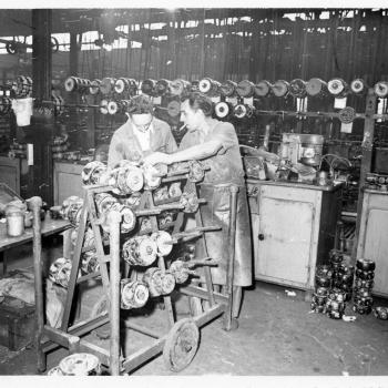 Deux ouvriers dans une usine