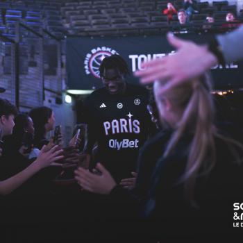 Joueur de basket à l'Accor Arena à Paris