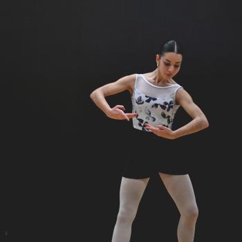 Jeune danseuse recompensée à un concours de jeunes talents