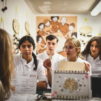 Des jeunes collégiens seine-et-marnais montrent leur projet d'entreprise