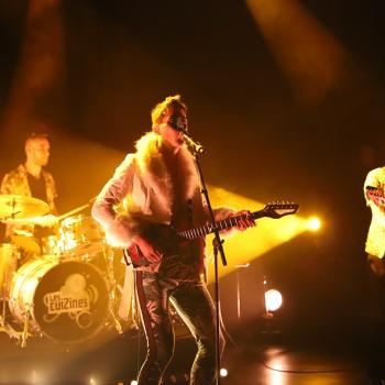 Un chanteur et des musiciens sur scène en concert