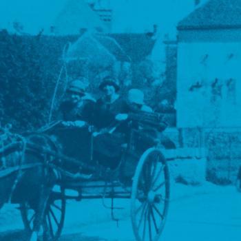 Deux femmes sur une calèche