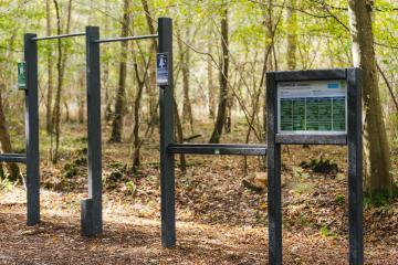 Panneaux et agrès sportifs dans un espace naturel sensible