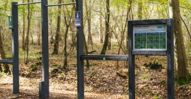 Panneaux et agrès sportifs dans un espace naturel sensible