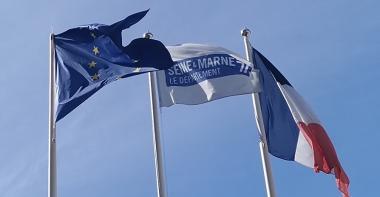 Les trois drapeaux de l'Union Européenne, le Département de Seine-et-Marne et la france