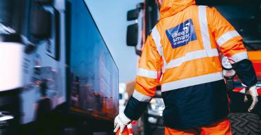 Des agents des routes sécurisent une route