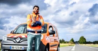Un agent des routes en tenue de travail