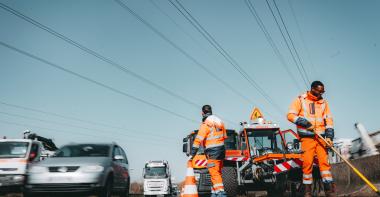 Des agents des routes sécurisent une route