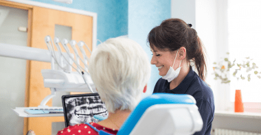 Un dentiste et son patient dans un cabinet dentaire