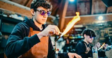 Un jeune artisan fond du verre