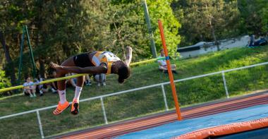 Une sportive en saut en hauteur dans un stade d'athlétisme